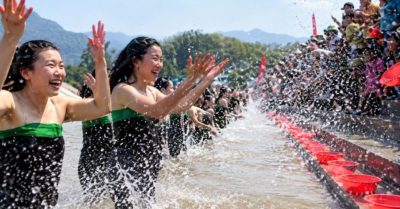 Nghi thức gội đầu bên suối của thiếu nữ Thái