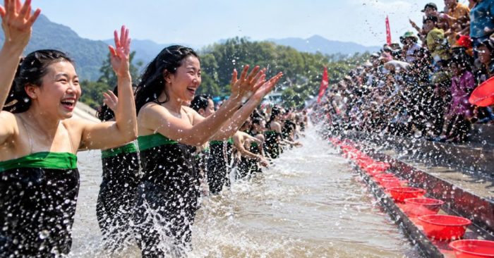 Nghi thức gội đầu bên suối của thiếu nữ Thái