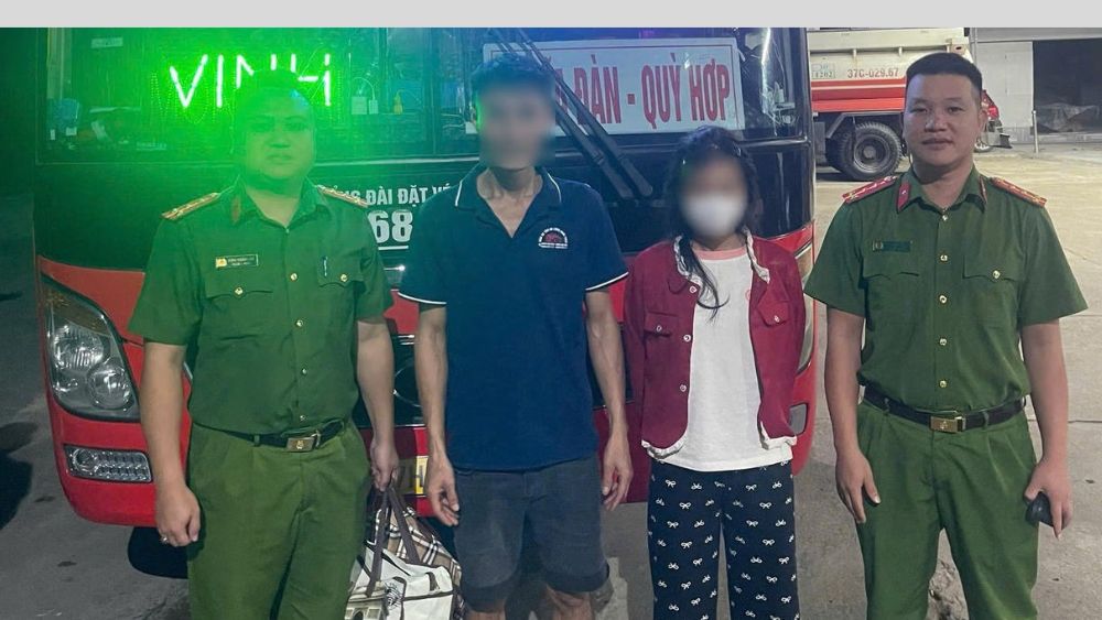 Công an đưa bé gái 13 tuổi về nhà