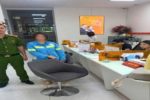 Người phụ nữ đã chuyển 60 triệu đồng, vẫn định rút 3 sổ tiết kiệm chuyển cho kẻ lừa đảo.