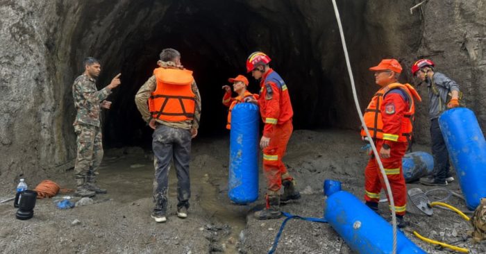 Cứu hộ Nepal gặp nhiều khó khăn khi tiếp cận công nhân mắc kẹt trong các hầm thủy điện sau lũ quét nghiêm trọng.