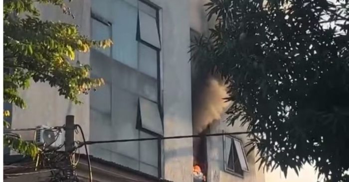 Bồng trẻ leo ban công thoát khỏi căn nhà 6 tầng cháy dữ dội
