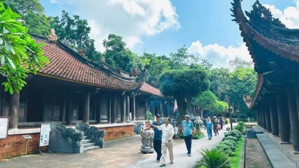 Du khách tham quan Di tích quốc gia đặc biệt Lam Kinh.