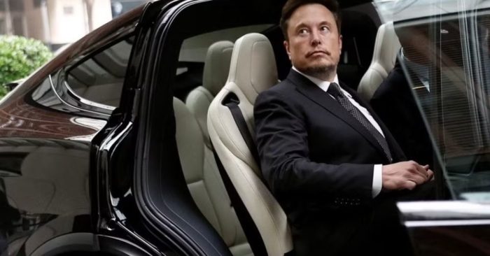 Elon Musk sống trong xe kéo tại Memphis