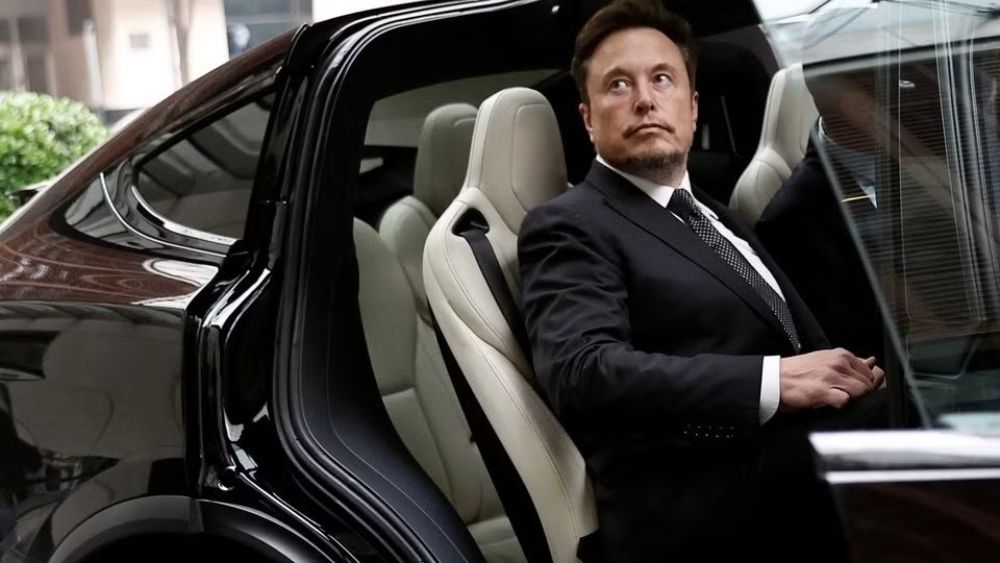 Elon Musk sống trong xe kéo tại Memphis