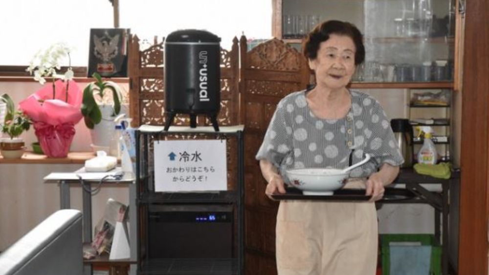 Cụ bà 103 tuổi vẫn làm việc tại quán mì