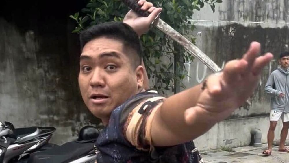 Nhóm người mang hung khí tấn công người đàn ông