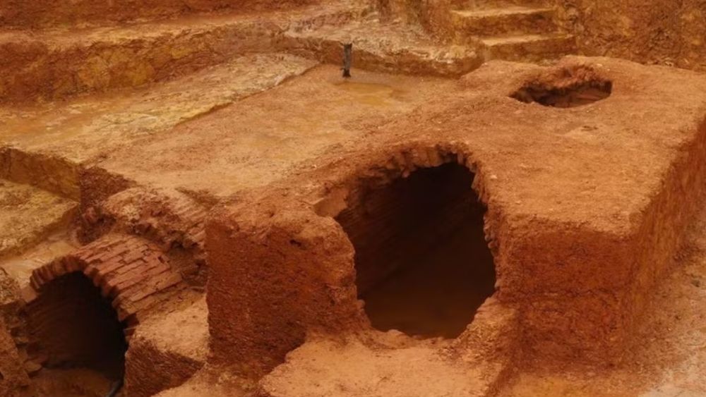 Gạch xây mộ cổ có hoa văn kẻ ca rô