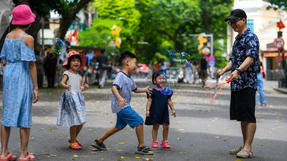 Thời tiết Hà Nội và khu vực Bắc Bộ dự báo nắng nóng gay gắt trong ngày 1/9 với nhiệt độ lên tới 37 độ C. Cập nhật ngay dự báo thời tiết chi tiết!