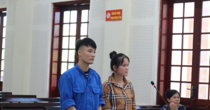 Hai bị cáo tại phiên tòa ở Nghệ An