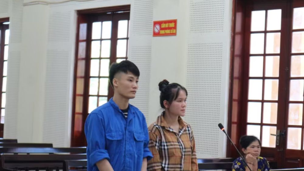 Hai bị cáo tại phiên tòa ở Nghệ An
