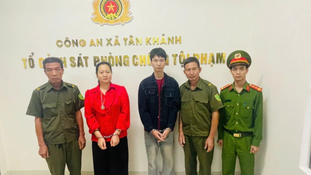 Hai mẹ con bị bắt vì đánh người tâm thần