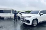 Lexus lạng lách, dừng giữa cao tốc rồi bị xe khách tông liên hoàn