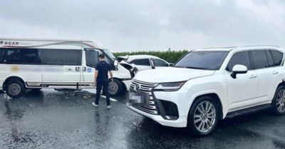 Lexus lạng lách, dừng giữa cao tốc rồi bị xe khách tông liên hoàn