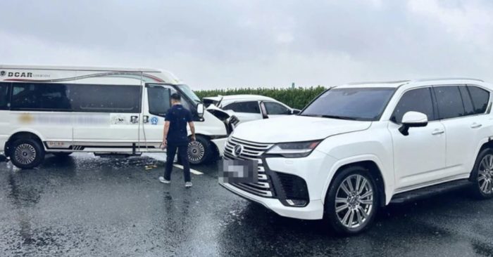 Lexus lạng lách rồi dừng giữa cao tốc