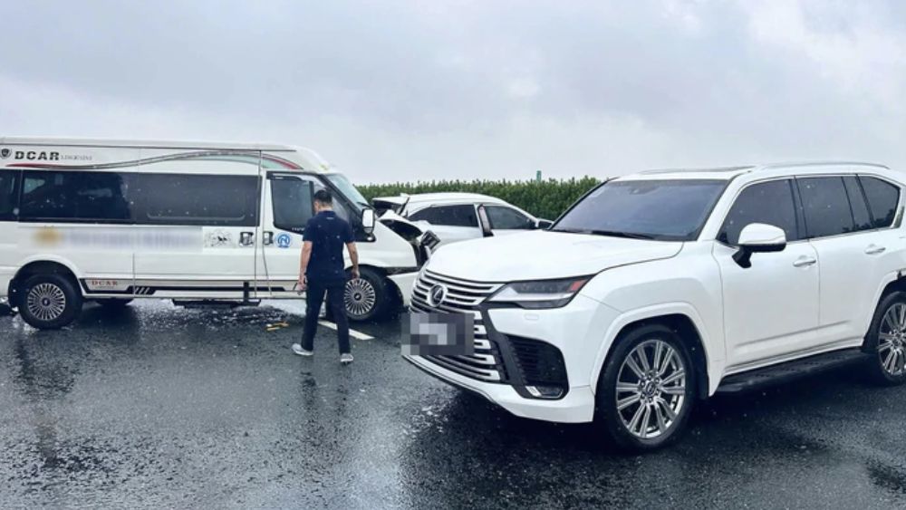 Lexus lạng lách rồi dừng giữa cao tốc