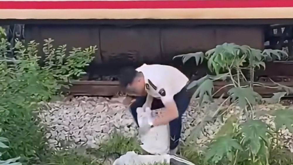 Hiện trường vụ tàu SE20 va chạm người đàn ông