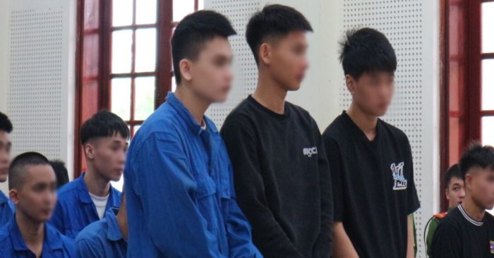 Hồ Đình Tú cùng các bị cáo tại phiên tòa