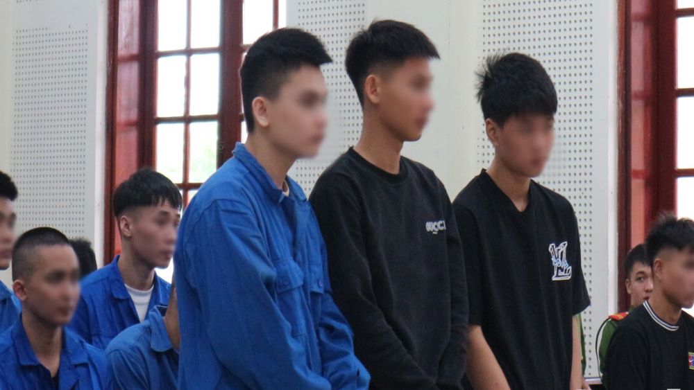 Hồ Đình Tú cùng các bị cáo tại phiên tòa