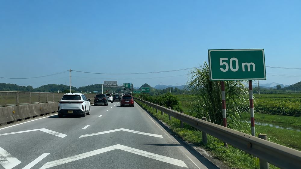 Nhiều cao tốc sẽ kẻ vạch, gắn biển báo khoảng cách 0m, 50m, 100m tại các vị trí áp dụng xử phạt lỗi khoảng cách.