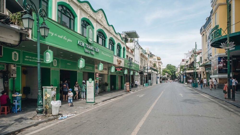 Cửa hàng Kem Tràng Tiền tại 35 Tràng Tiền thông báo ngừng bán từ 15-9 sau gần 70 năm, hướng dẫn khách Ớt các địa điểm mới quanh Hồ Gươm.