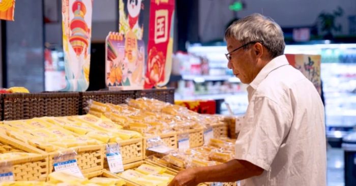 Khách mua bánh trung thu tại siêu thị Trung Quốc