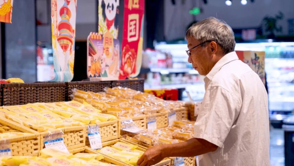 Khách mua bánh trung thu tại siêu thị Trung Quốc