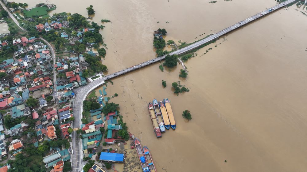 Nước sông dâng cao gây ngập lụt tại Thanh Hóa, Ninh Bình; miền Bắc tiếp tục mưa lớn, nguy cơ lũ quét và sạt lở.
