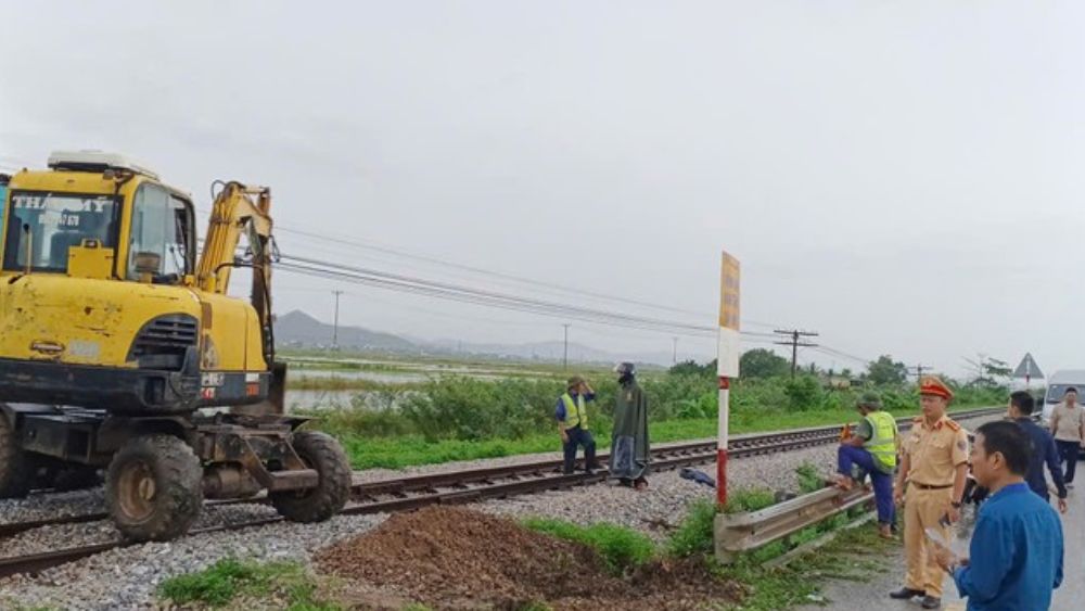 Lực lượng liên ngành xóa lối đi tự mở qua đường sắt ở Nghệ An