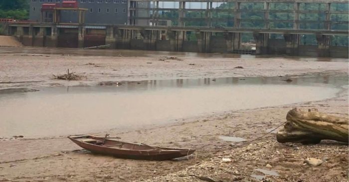 Mực nước sụt bất thường tại thủy điện Cẩm Thủy 1, gần 10 tấn cá lồng chết