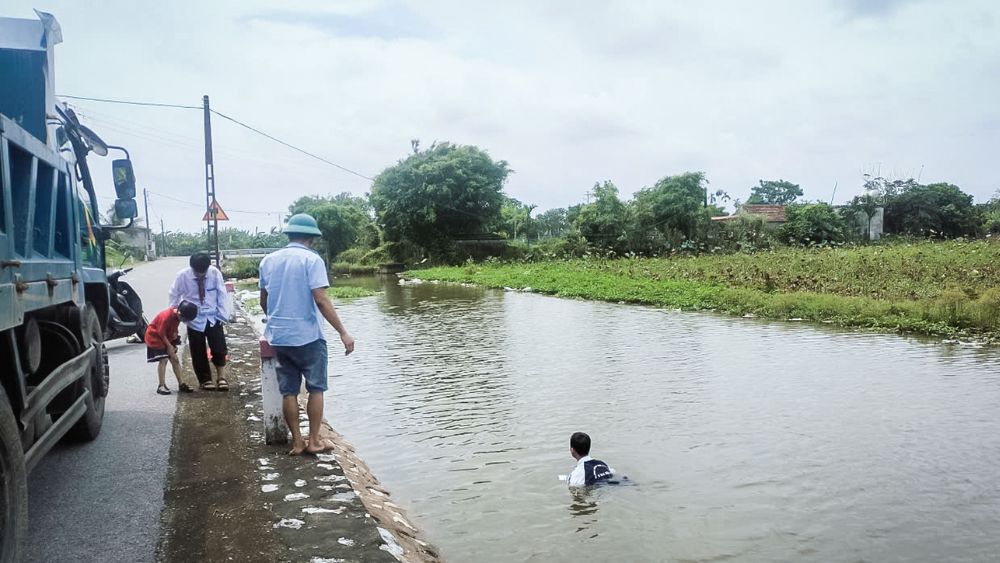 Nam sinh Ninh Bình cứu hai em nhỏ dưới sông