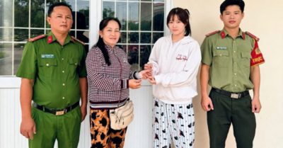 Người bán vé số nghèo nhặt vàng, hành động khiến nhiều người xúc động