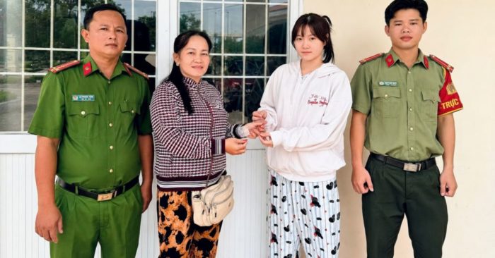 Người bán vé số nghèo nhặt được vàng, hành động khiến nhiều người xúc động