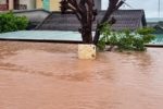 Mưa lũ bao vây nhiều khu vực ở Quảng Trị, hàng trăm nhà dân ngập sâu
