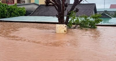 Mưa lũ bao vây nhiều khu vực ở Quảng Trị, hàng trăm nhà dân ngập sâu