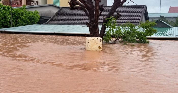 Mưa lũ bao vây nhiều khu vực ở Quảng Trị, hàng trăm nhà dân ngập sâu