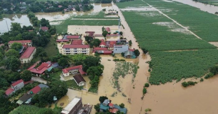 Nước lũ bủa vây khu dân cư Thanh Hóa