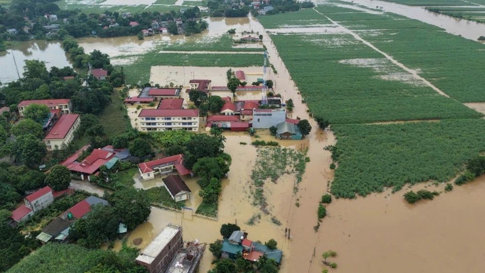 Nước lũ bủa vây khu dân cư Thanh Hóa