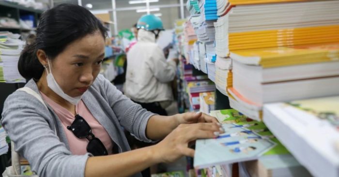 Phụ huynh TPHCM tìm mua sách giáo khoa