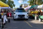 Robotaxi Waymo đi lạc vào chợ phiên ở Mỹ