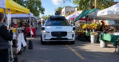 Robotaxi Waymo đi lạc vào chợ phiên ở Mỹ