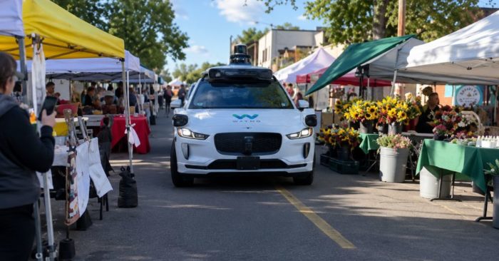 Robotaxi Waymo đi lạc vào chợ ở Denver