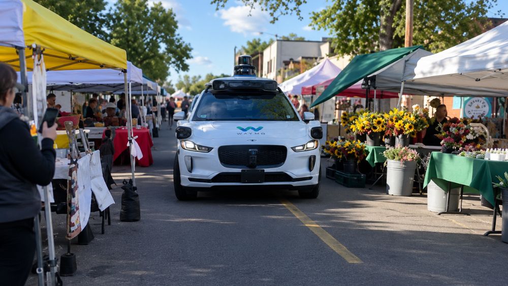Robotaxi Waymo đi lạc vào chợ ở Denver