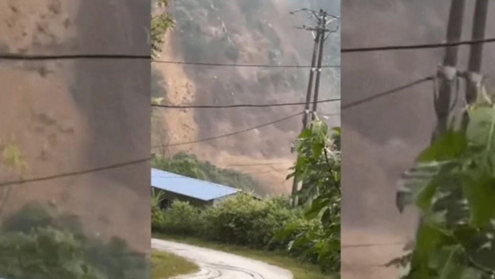 Sạt lở núi đổ xuống như dòng thác ở Nghệ An