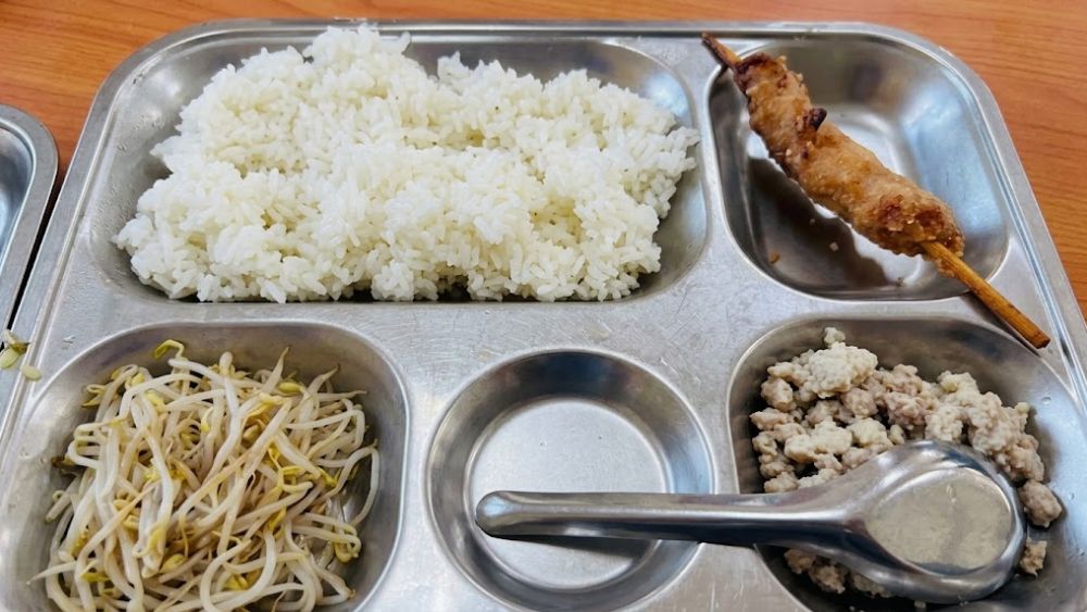 Thành ủy Hà Nội chỉ đạo kiểm tra, xử lý bữa ăn bán trú 40.000 đồng "lèo tèo" thịt băm, giá đỗ gây bức xúc dư luận.