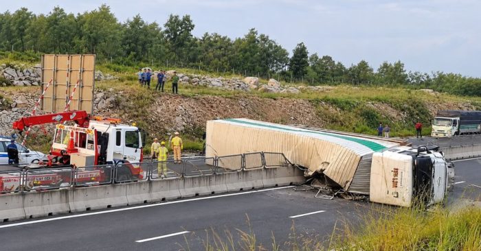 Không vi phạm nồng độ cồn, xe tải vẫn lật trên cao tốc