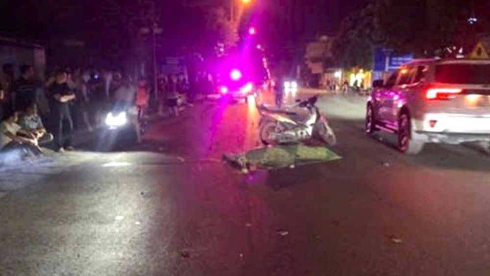 Tai nạn giữa ô tô và xe máy ở Phạm Sư Mạnh