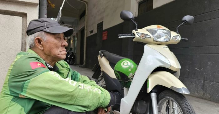 Tài xế xe ôm 89 tuổi ngồi chờ khách ở TP.HCM