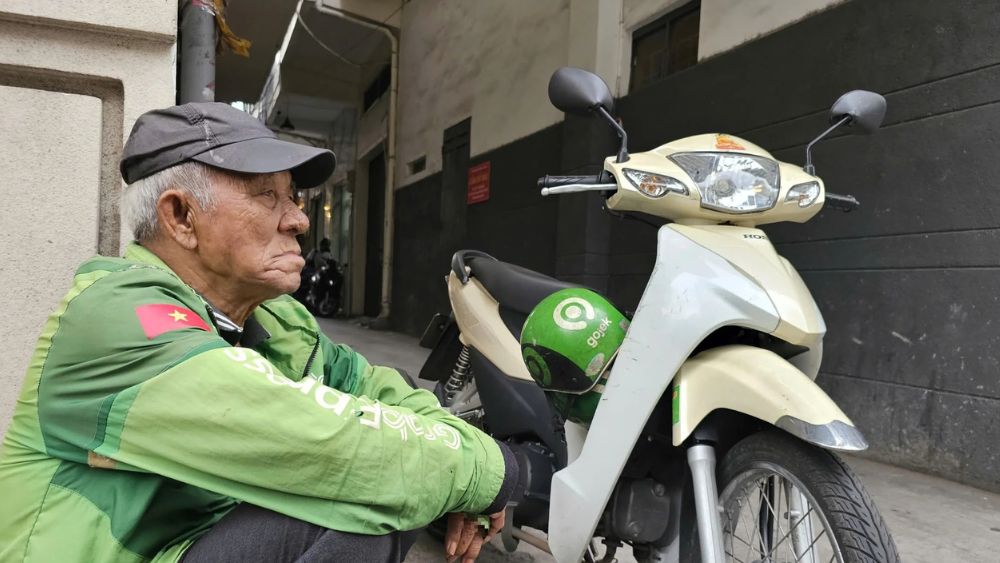 Tài xế xe ôm 89 tuổi ngồi chờ khách ở TP.HCM