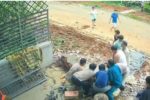 Tháo dỡ cổng nhà, người đàn ông bị trụ bê tông đè tử vong